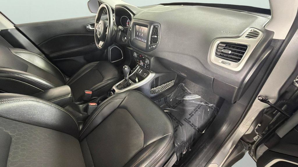 Used 2020 Silver Jeep Latitude FWD image 34