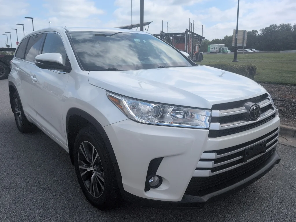 Used 2017 White Toyota LE image 6