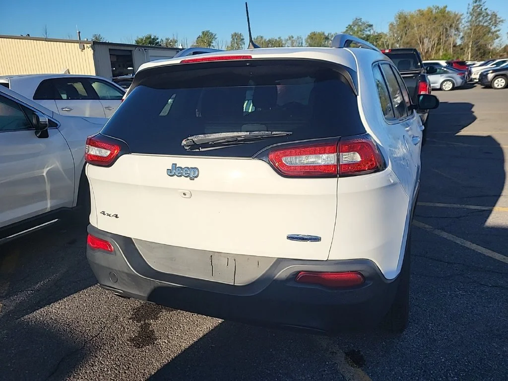 Certified Used 2017 White Jeep Latitude image 8