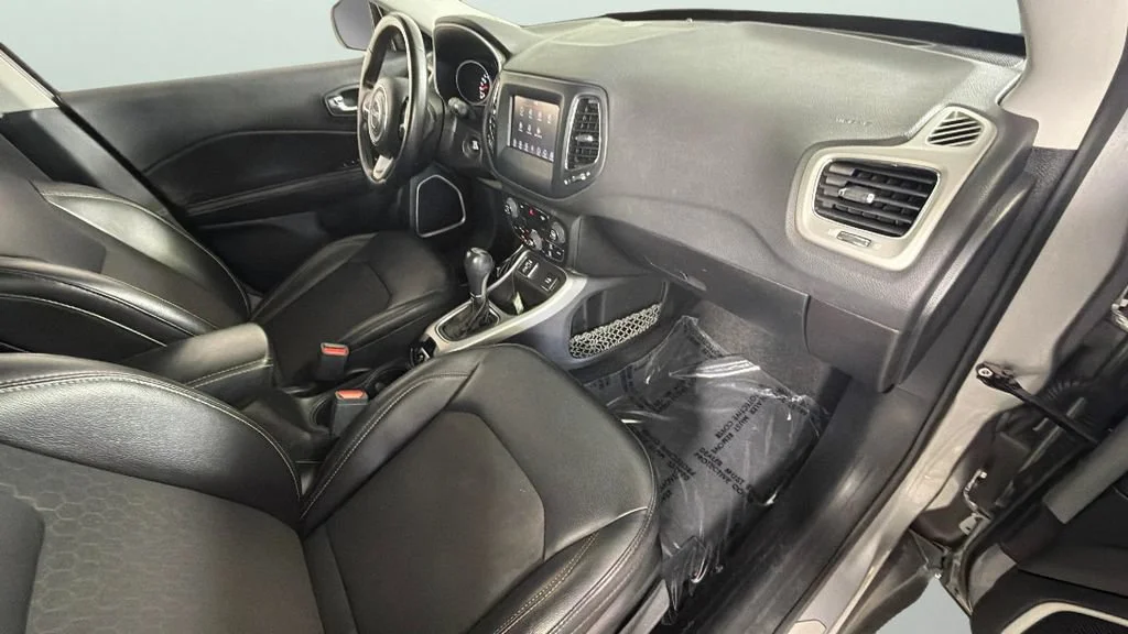 Used 2020 Silver Jeep Latitude FWD image 34