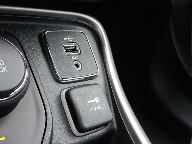 Used 2018 Silver Jeep Latitude image 24