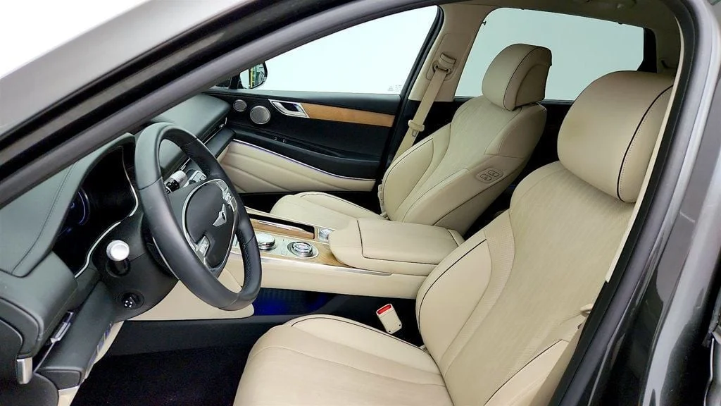 Used 2024 Makalu Gray Genesis 2.5T AWD w/ Advanced Package, Roof Rack & Illuminated Sills image 13