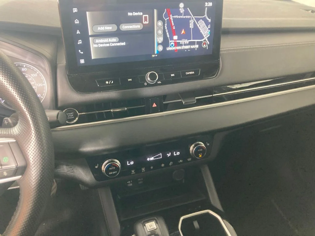 Used 2025  Mitsubishi SE image 2