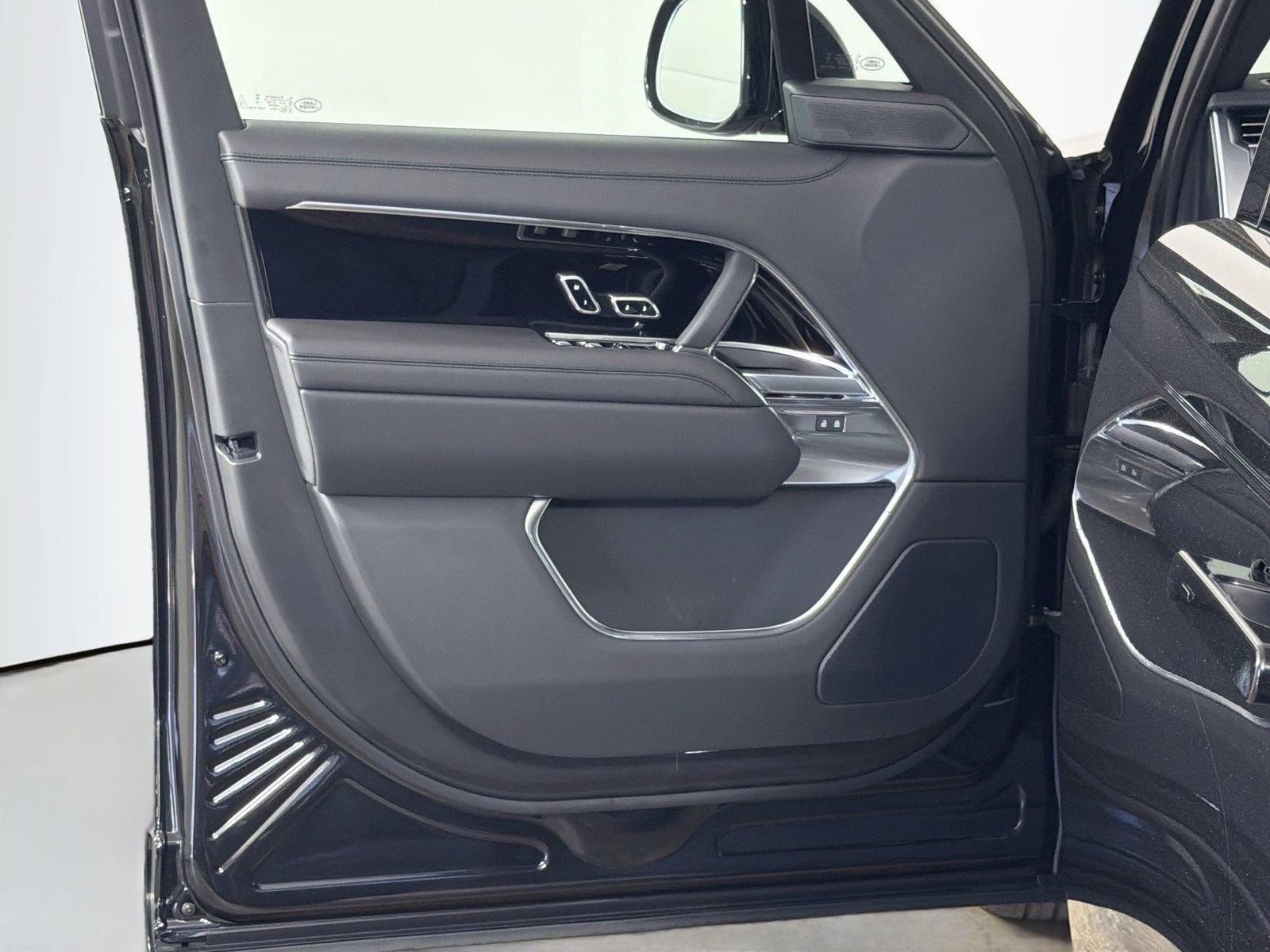 New 2026 Santorini Black Land Rover SE image 21