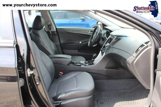 Used 2011 Black Hyundai SE image 12