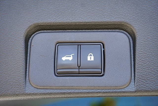 Used 2024 White Nissan SL image 19