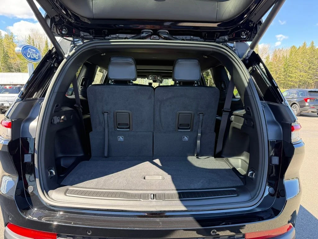 New 2026 Diamond Black Crystal Pearlcoat Jeep Laredo image 5
