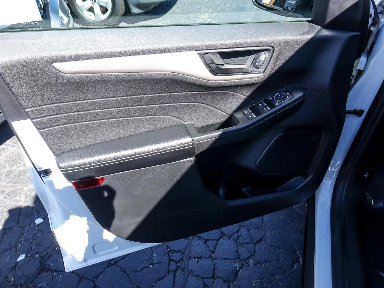 Used 2022 White Metallic Ford SE image 27