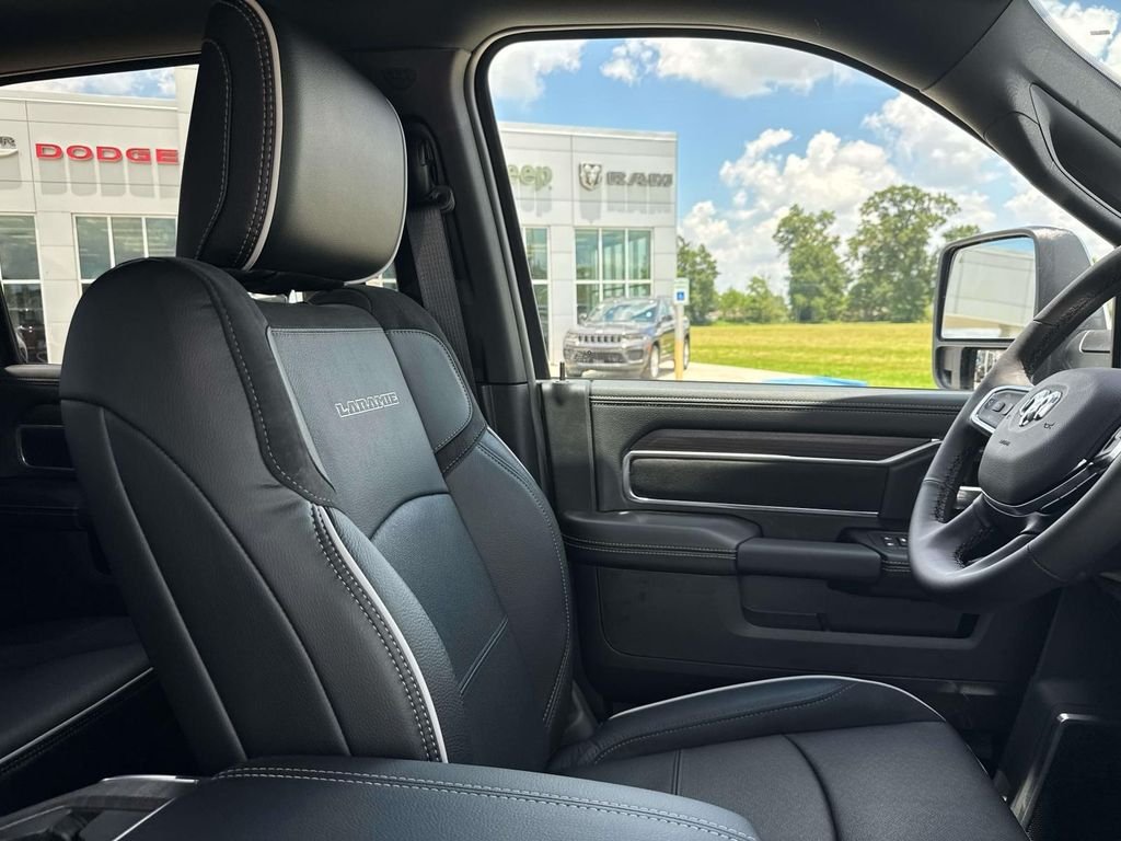 New 2026 Diamond Black Crystal Pearl-Coat Exterior Paint RAM Laramie image 34
