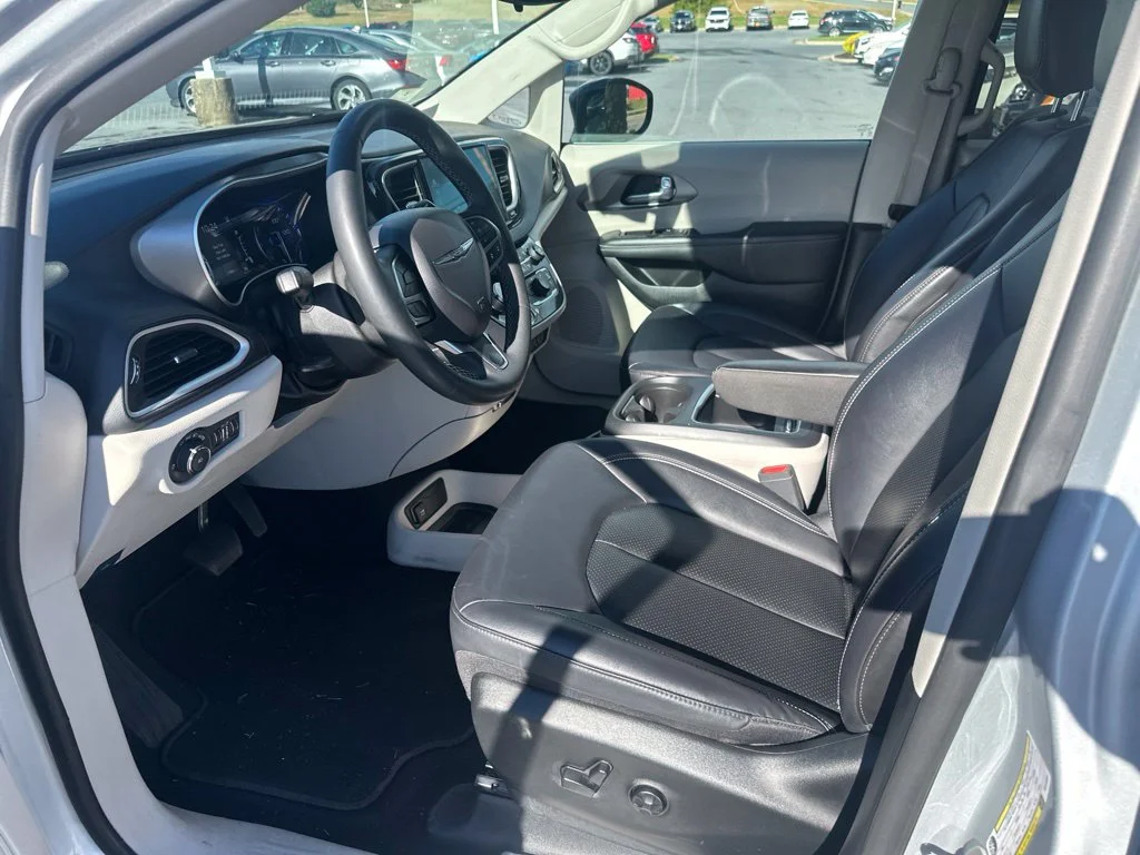 Used 2024 Silver Mist Clearcoat Chrysler Touring L image 9