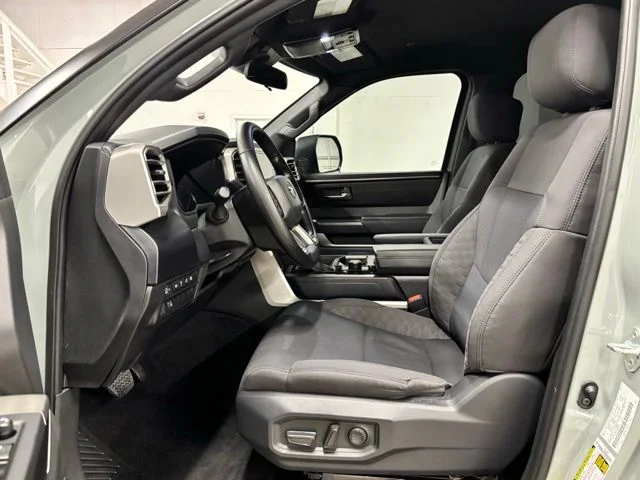 Used 2025  Toyota SR5 image 16