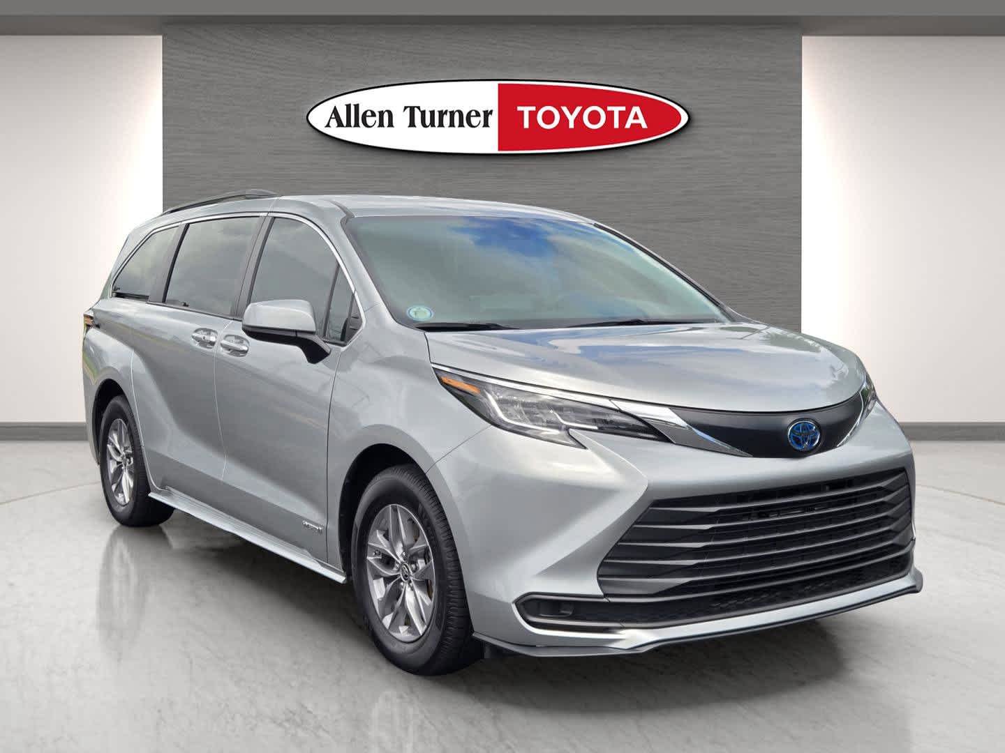 2021 Toyota Sienna LE 8-Passenger Hybrid FWD's photo