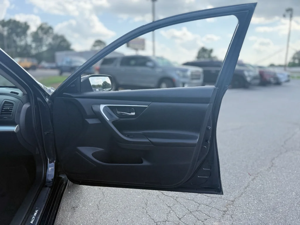 Used 2018 Storm Blue Nissan 2.5 SV image 29