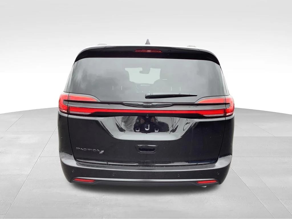 New 2026 Diamond Black Crystal Pearl-Coat Exterior Paint Chrysler Select image 4