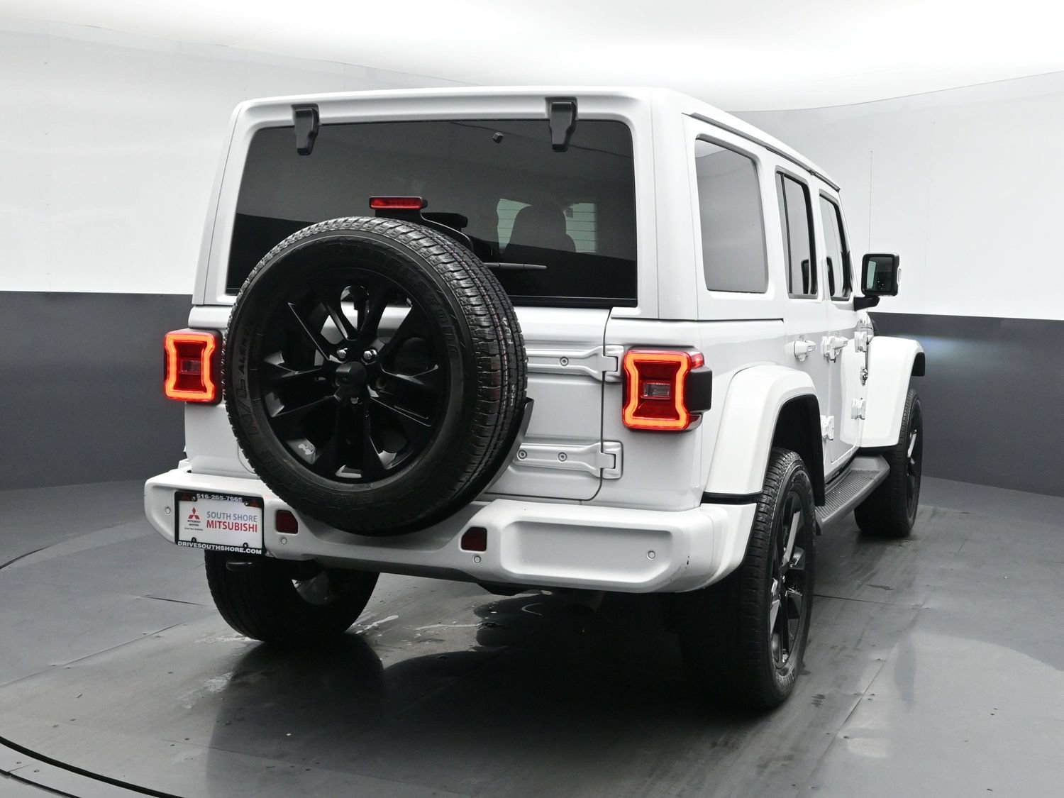 Used 2022 Bright White Clearcoat Jeep Unlimited High Altitude image 22