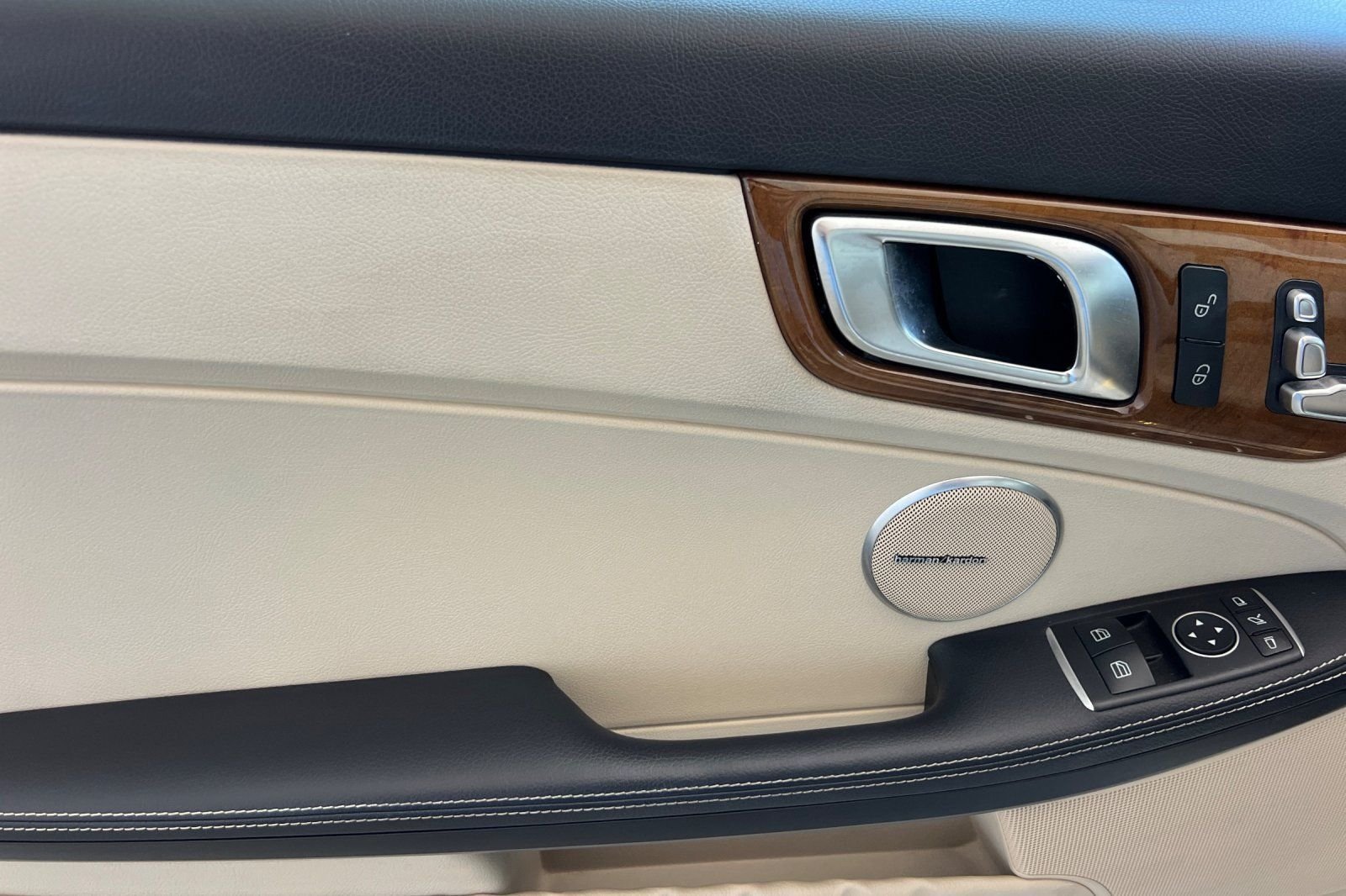 Used 2018  Mercedes-Benz 300 image 14
