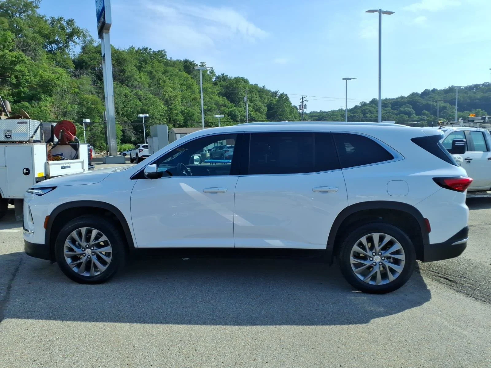 Used 2025 Summit White Gaz Buick Preferred image 6
