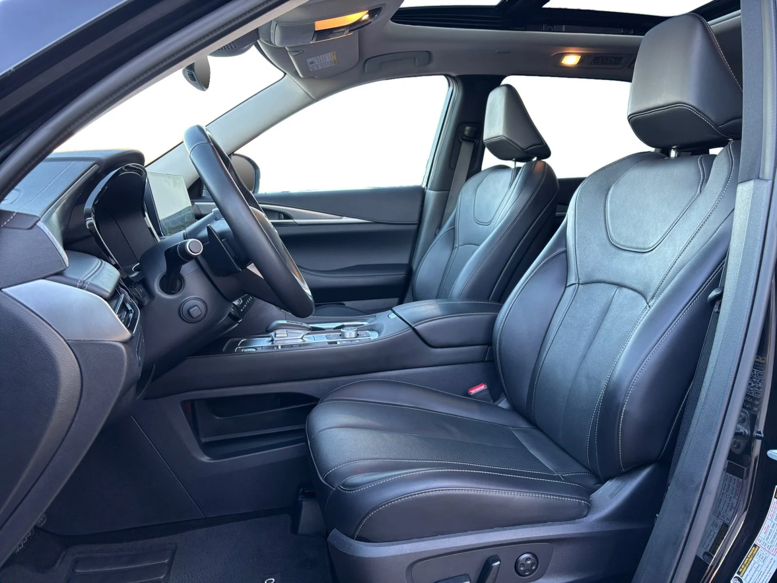 Used 2025 Black INFINITI LUXE image 10