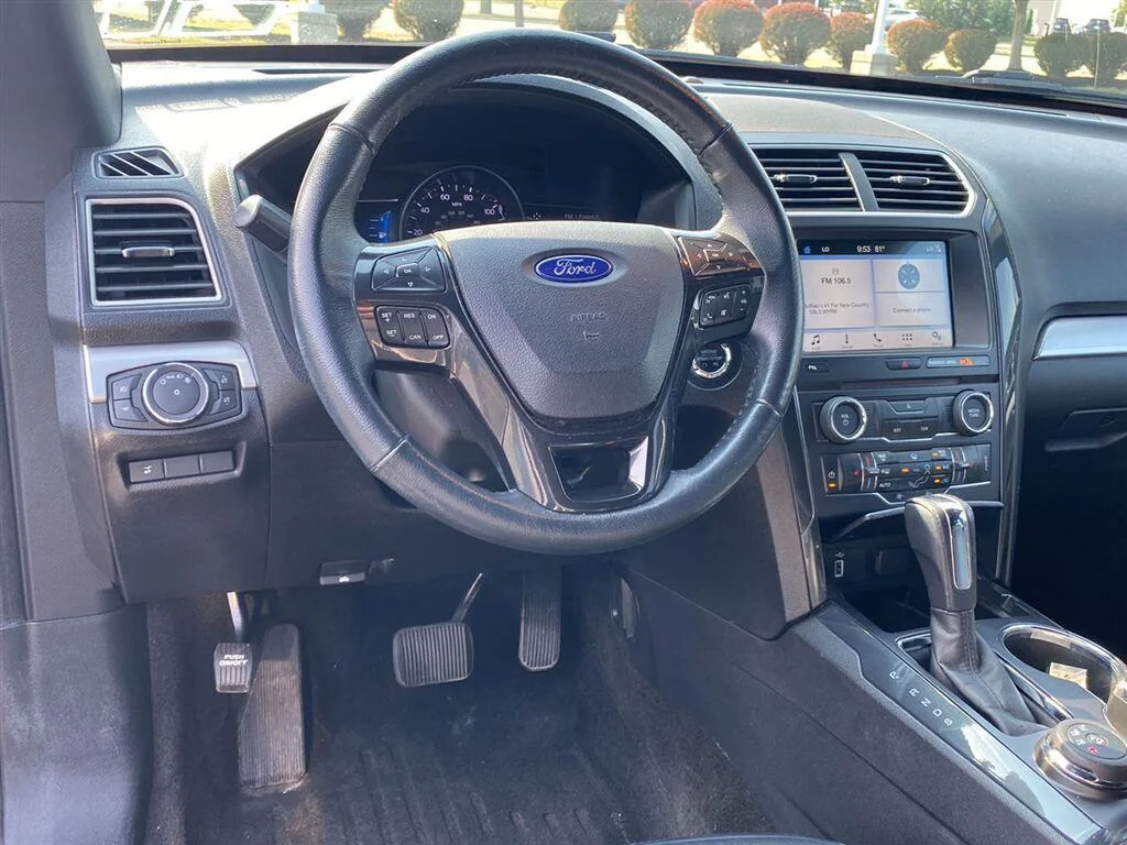 Used 2017 Shadow Black Ford XLT image 3