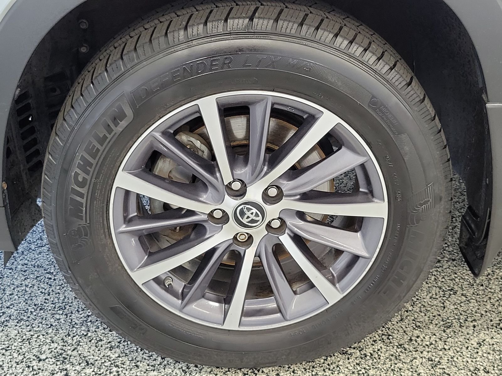 Used 2017 Silver Toyota XLE image 5