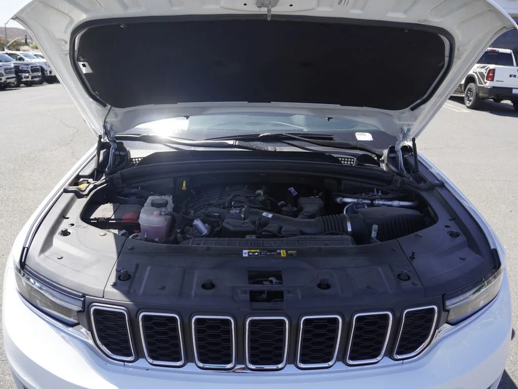 Used 2025 White Jeep Laredo image 5