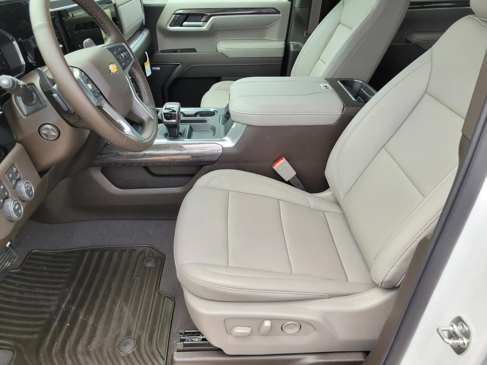 2026 Chevrolet Silverado 1500 LTZ - Photo 15