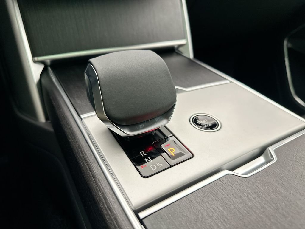 New 2026 Eiger Grey Land Rover SE image 12