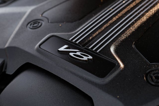 Used 2019 Black Crystal over Cricket Ball Bentley V8 image 77