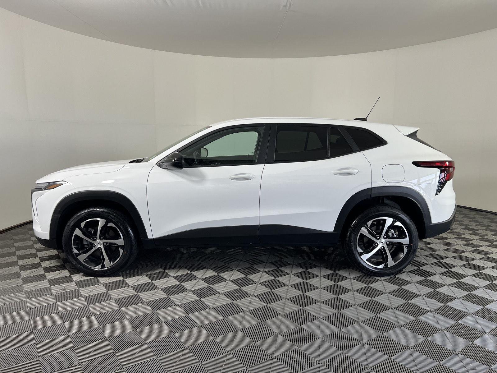 Used 2024 Summit White Chevrolet 1RS image 26
