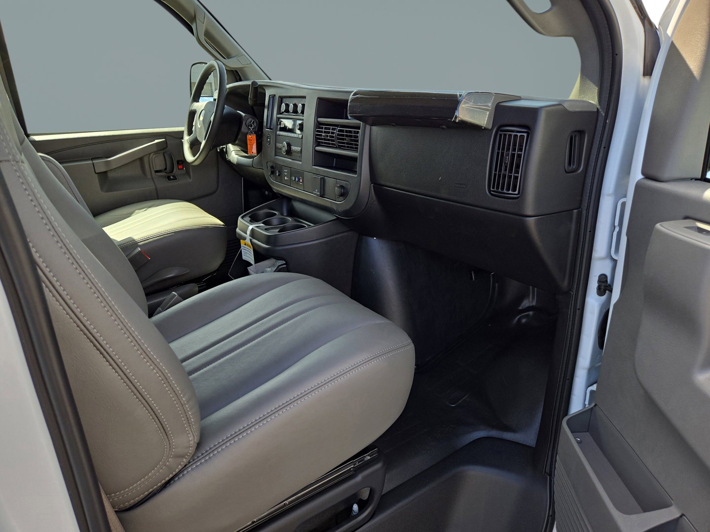 2025 Chevrolet Express Cargo Work Van - Photo 10