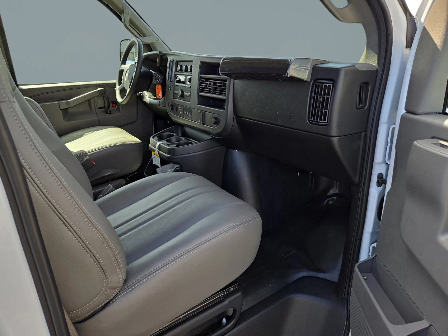 2025 Chevrolet Express Cargo Work Van - Photo 9