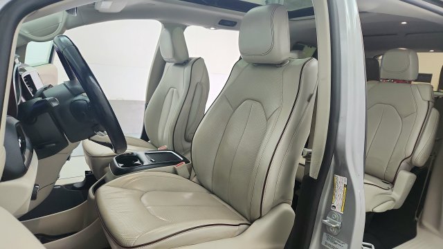 Used 2017 Silver Chrysler Limited image 17