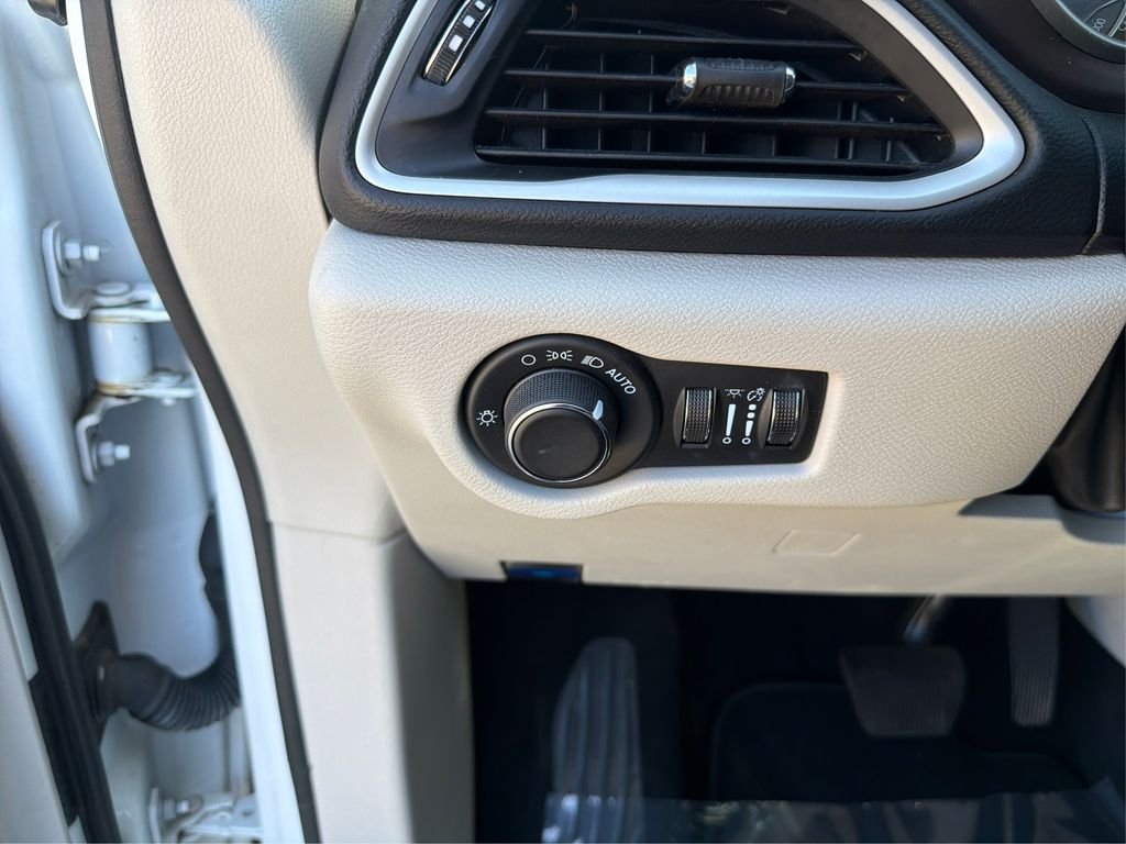 Used 2023 Bright White Clearcoat Chrysler LX image 18