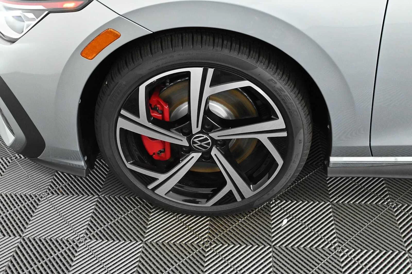 New 2026 Alpine Silver Metallic Volkswagen SE image 28