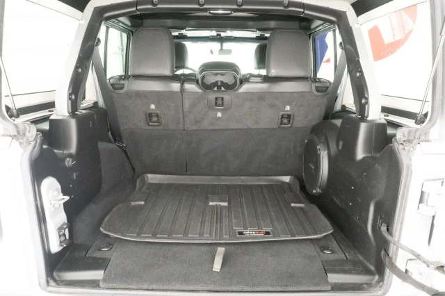 Used 2022 Silver Zynith Clearcoat Jeep Unlimited Rubicon image 10