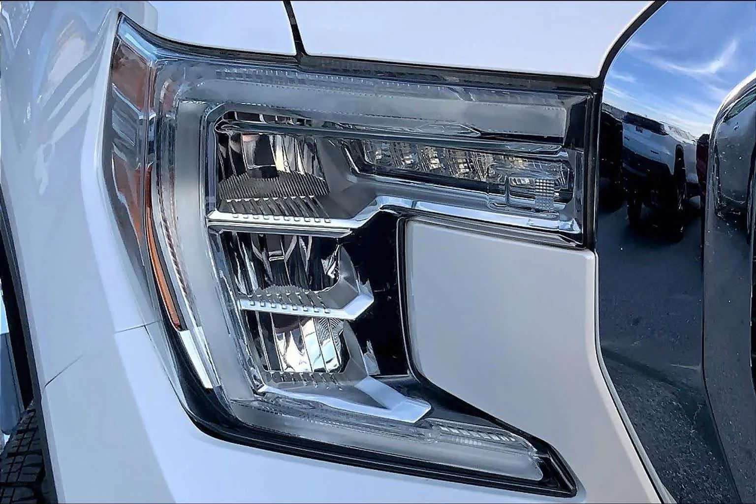 Used 2019 White Frost Tricoat GMC SLT image 24
