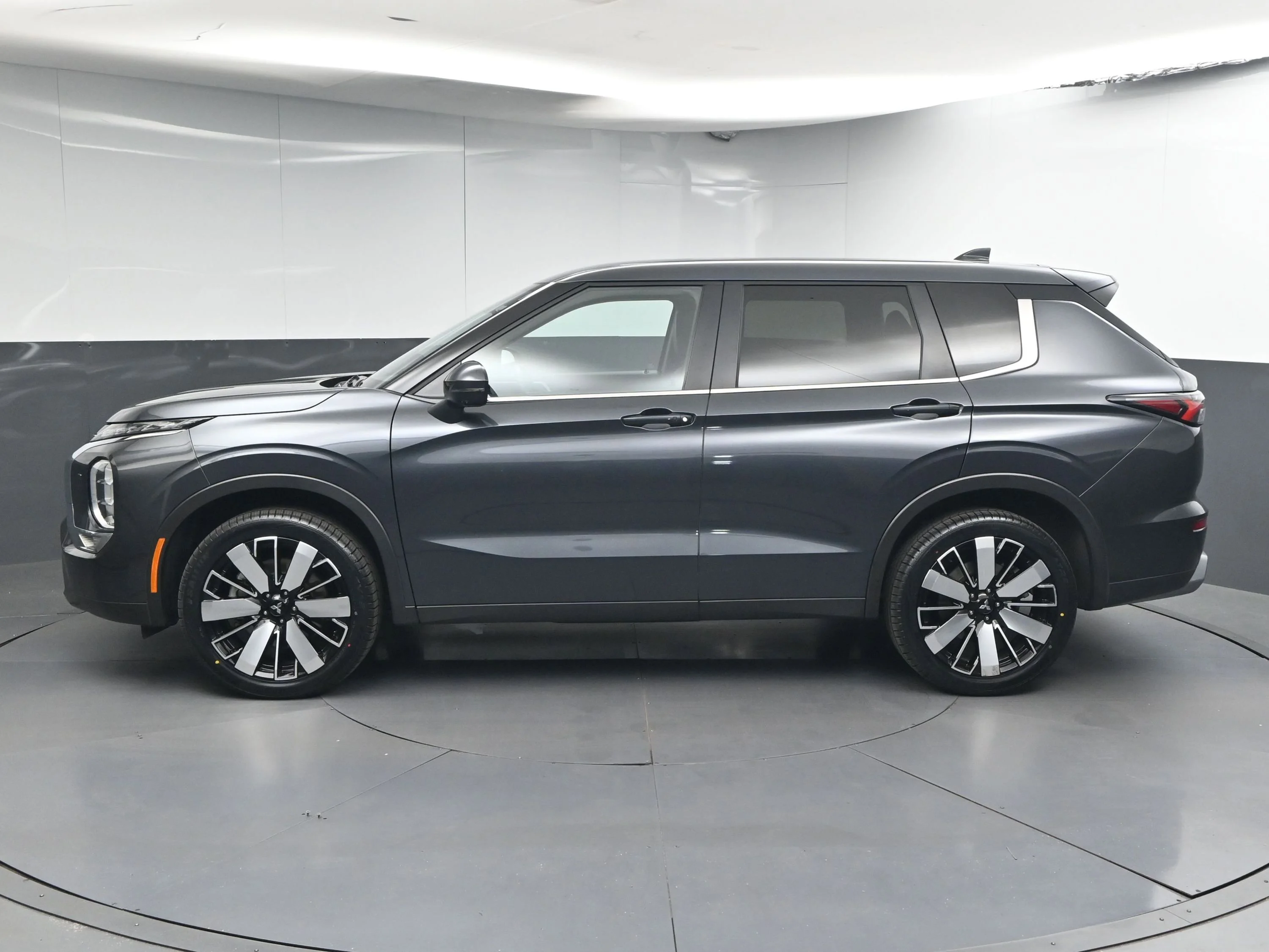 Used 2025  Mitsubishi  image 4