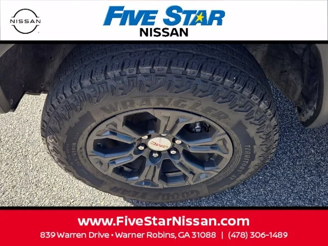 Used 2024 White GMC Elevation image 17