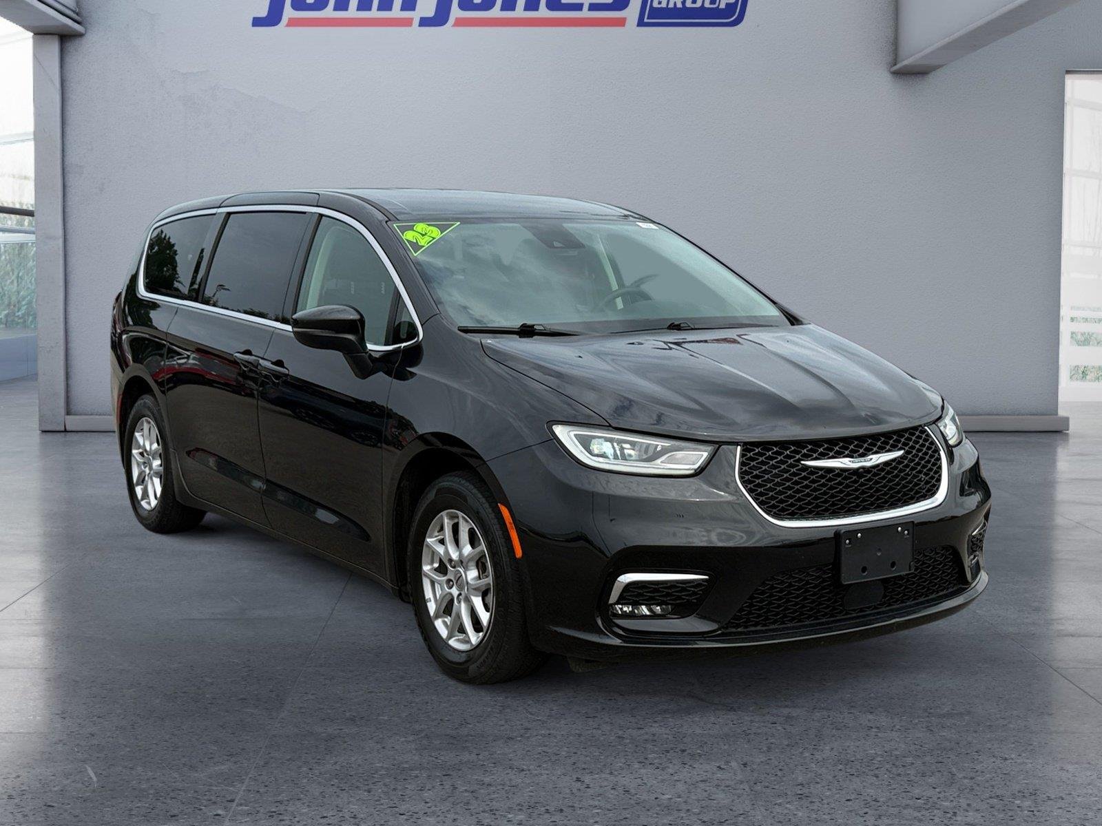 Used 2023 Brilliant Black Crystal Pearlcoat Chrysler Touring L image 7