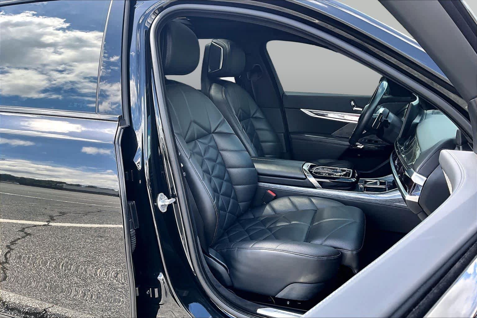 Used 2023 Black Sapphire Metallic BMW 740i image 9