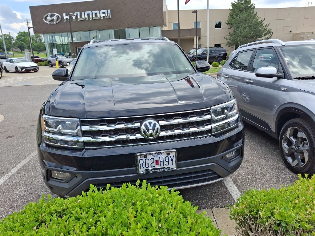 Used 2019 Deep Black Pearl Volkswagen 3.6L V6 SE w/Technology image 5
