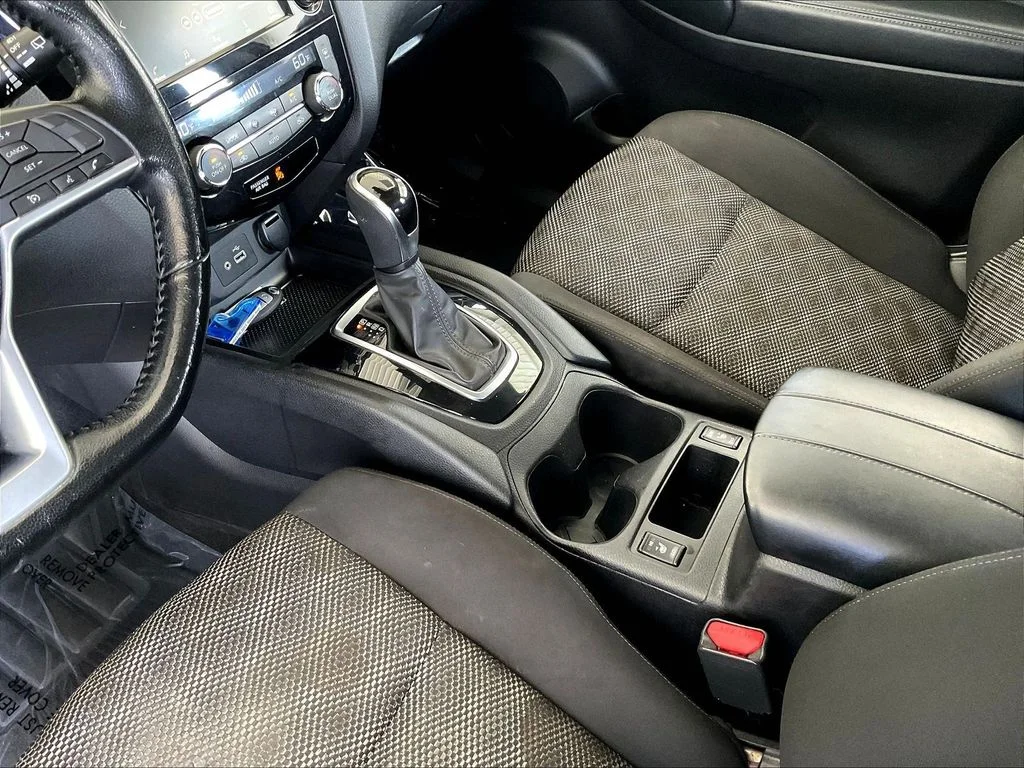 Used 2021 Scarlet Nissan SV image 23