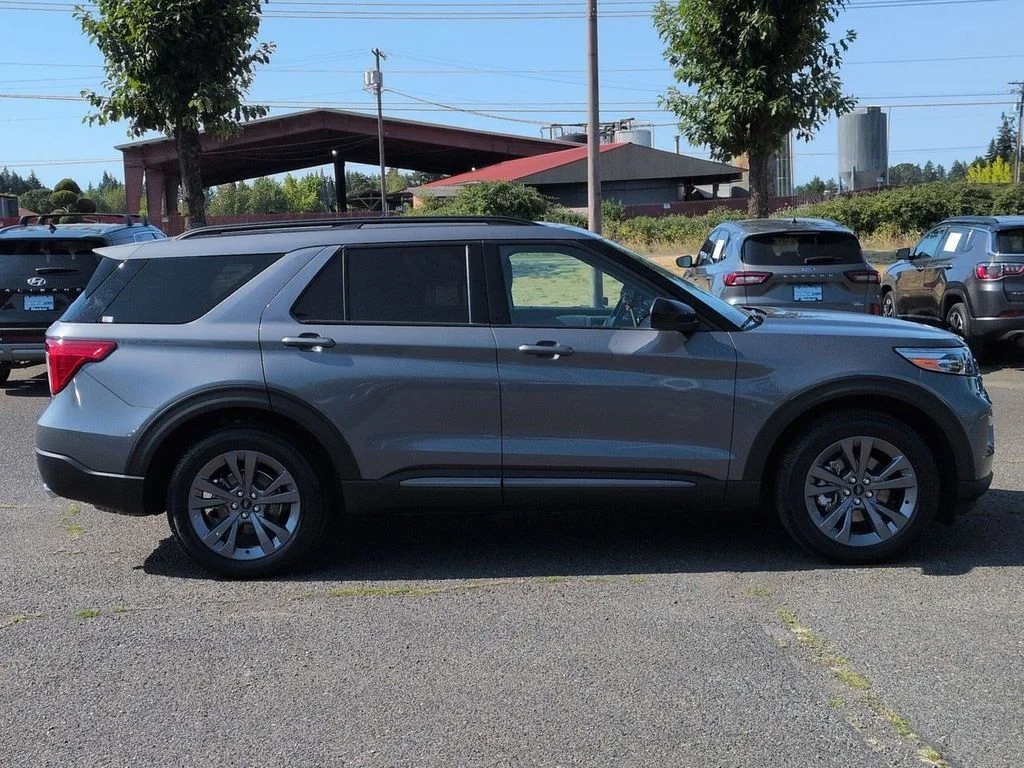 Used 2023 Gray Metallic Ford XLT image 6