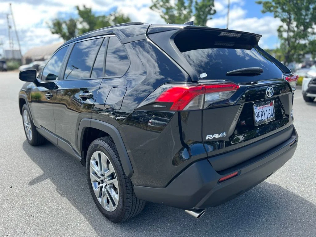 Used 2022 Black Toyota XLE Premium image 5