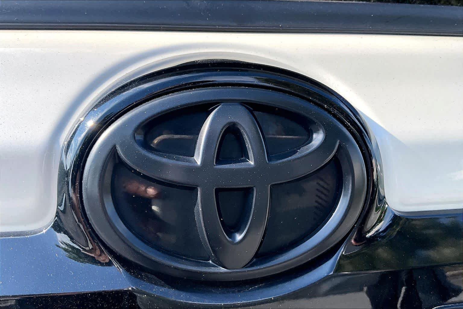 Used 2021 Blizzard Pearl Toyota Nightshade image 31