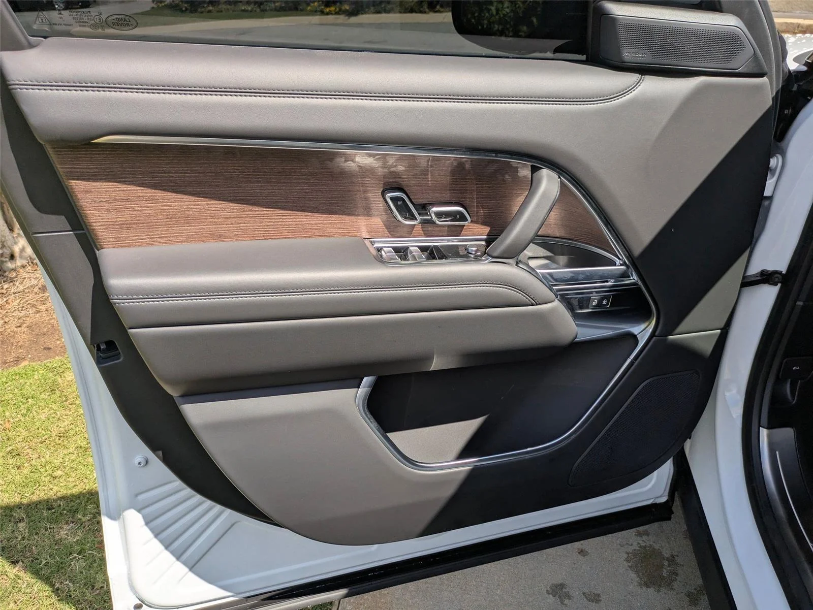 Used 2025  Land Rover SE image 11