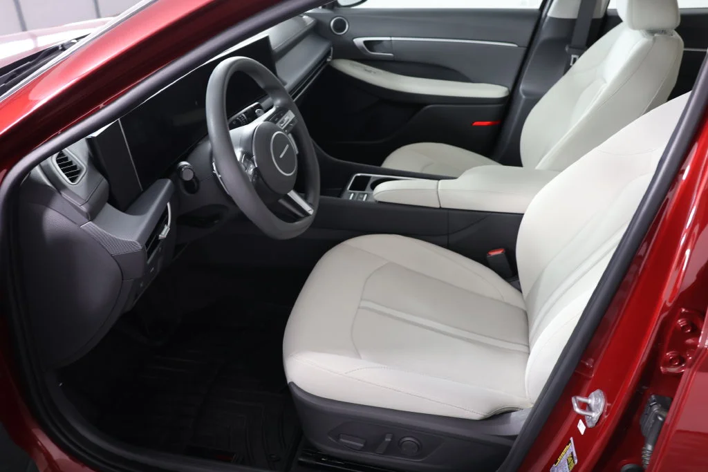 Used 2025 Red Hyundai SEL image 18