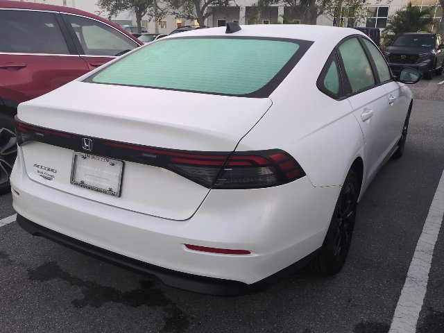 Used 2025 Platinum White Honda SE image 2