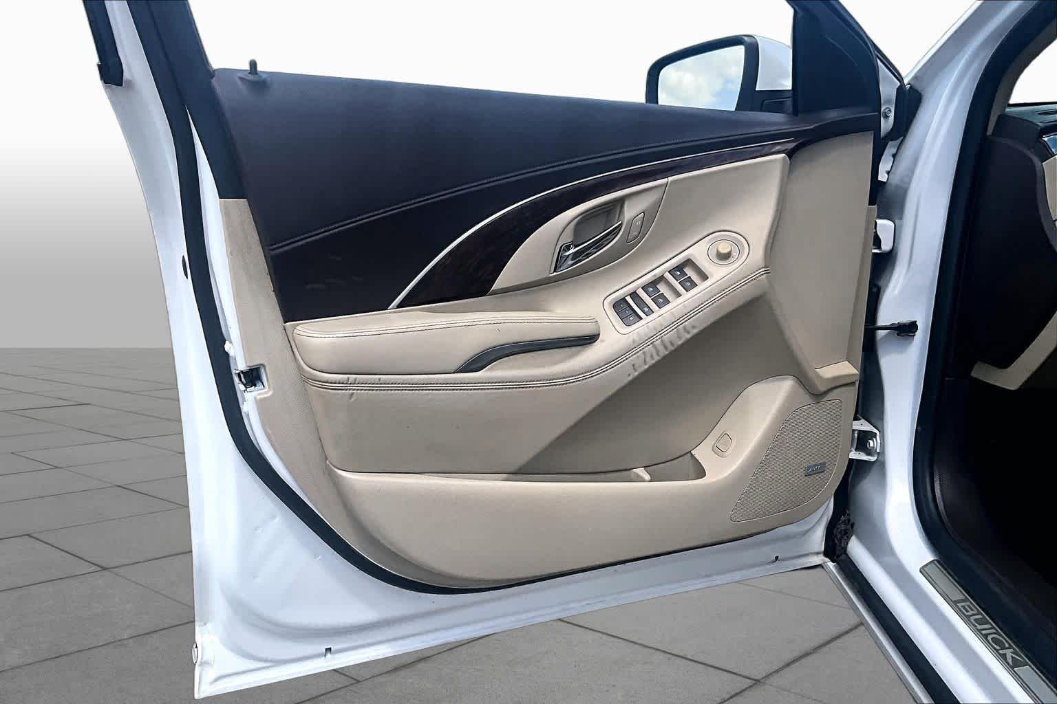 Used 2015 White Frost Tricoat Buick Leather image 21