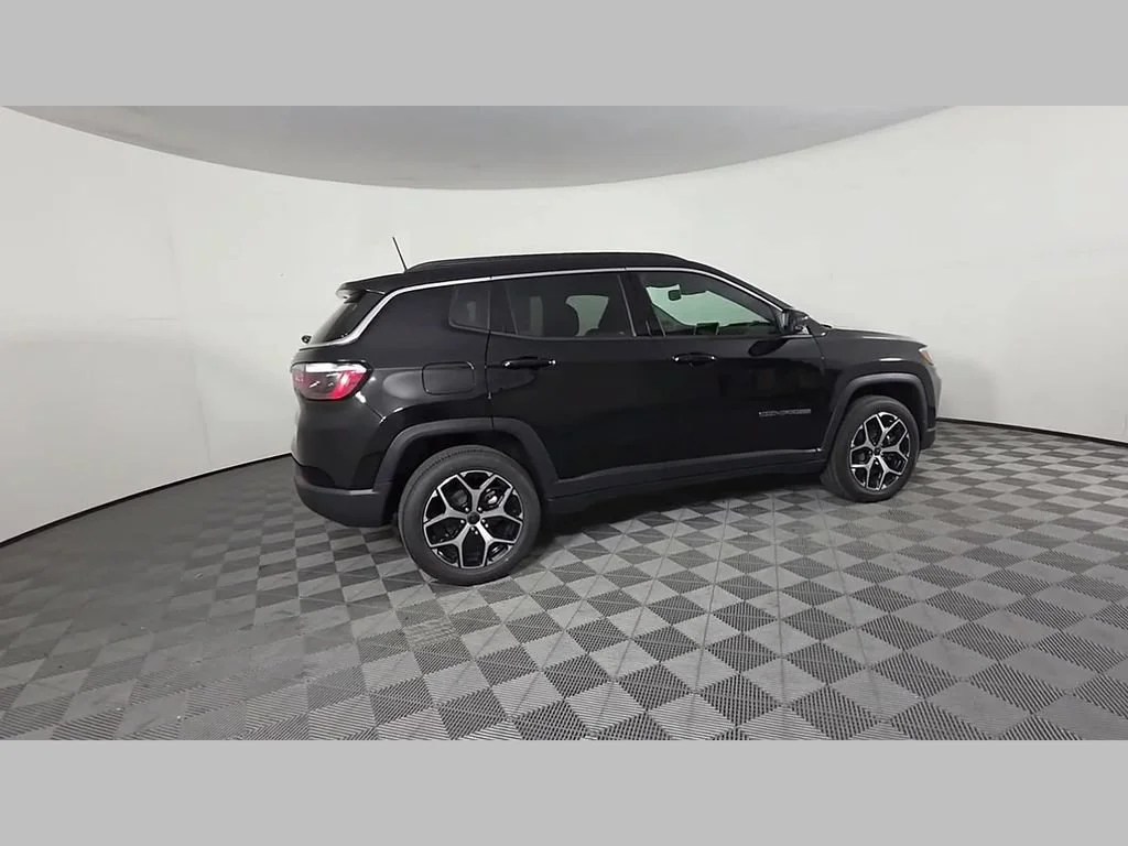 New 2026 Diamond Black Crystal Pearlcoat Jeep Limited image 29